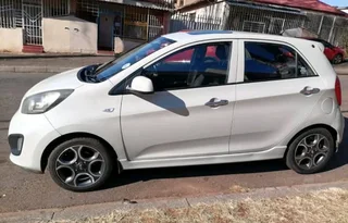 2014 KIA PICANTO MANUAL TRANSMISSION IN EXCELLENT CONDITION WITH SUN ROOF