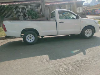 2013 TOYOTA HILUX SINGLE CAB 2.5 D4D MANUAL TRANSMISSION IN EXCELLENT CONDITION