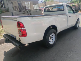 2013 TOYOTA HILUX SINGLE CAB 2.5 D4D MANUAL TRANSMISSION IN EXCELLENT CONDITION