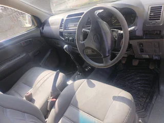 2013 TOYOTA HILUX SINGLE CAB 2.5 D4D MANUAL TRANSMISSION IN EXCELLENT CONDITION