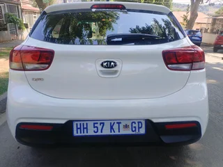 2018 KIA RIO 1.2 AUTOMATIC TRANSMISSION WITH SERVICE BOOK AND REVERSE CAMERA
