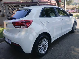 2018 KIA RIO 1.2 AUTOMATIC TRANSMISSION WITH SERVICE BOOK AND REVERSE CAMERA