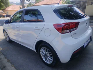 2018 KIA RIO 1.2 AUTOMATIC TRANSMISSION WITH SERVICE BOOK AND REVERSE CAMERA