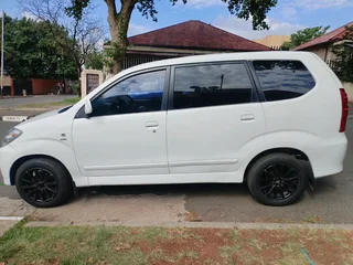 2009 TOYOTA AVANZA 1.5 MANUAL TRANSMISSION IN EXCELLENT CONDITION WITH LEATHER SEATS