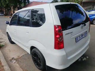 2009 TOYOTA AVANZA 1.5 MANUAL TRANSMISSION IN EXCELLENT CONDITION WITH LEATHER SEATS