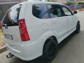 2009 TOYOTA AVANZA 1.5 MANUAL TRANSMISSION IN EXCELLENT CONDITION WITH LEATHER SEATS