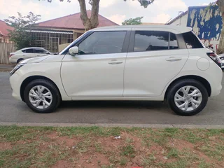 2025 SUZUKI SWIFT 1.2 GL MANUAL TRANSMISSION IN EXCELLENT CONDITION