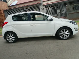 2014 HYUNDAI I20 MANUAL TRANSMISSION 1.2 IN EXCELLENT CONDITION