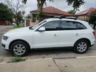 2012 AUDI Q5 2.0T QUATTRO AUTOMATIC TRANSMISSION IN EXCELLENT CONDITION WITH LEATHER SEATS