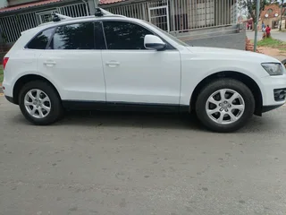 2012 AUDI Q5 2.0T QUATTRO AUTOMATIC TRANSMISSION IN EXCELLENT CONDITION WITH LEATHER SEATS
