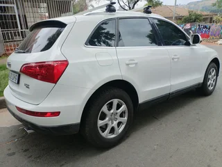 2012 AUDI Q5 2.0T QUATTRO AUTOMATIC TRANSMISSION IN EXCELLENT CONDITION WITH LEATHER SEATS