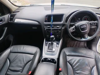 2012 AUDI Q5 2.0T QUATTRO AUTOMATIC TRANSMISSION IN EXCELLENT CONDITION WITH LEATHER SEATS