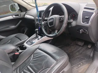 2012 AUDI Q5 2.0T QUATTRO AUTOMATIC TRANSMISSION IN EXCELLENT CONDITION WITH LEATHER SEATS