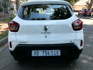 2022 RENAULT KWID 1.0 AUTOMATIC TRANSMISSION WITH SERVICE BOOK