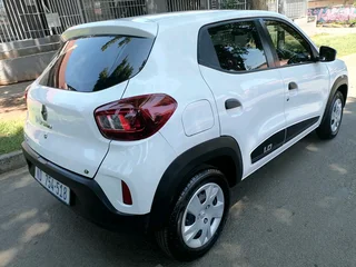 2022 RENAULT KWID 1.0 AUTOMATIC TRANSMISSION WITH SERVICE BOOK