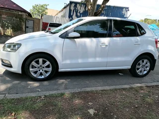 2011 VOLKSWAGEN POLO 6 HATCHBACK 1.6 COMFORT LINE MANUAL TRANSMISSION IN EXCELLENT CONDITION