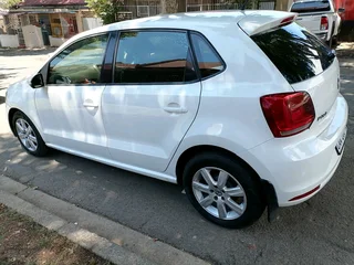 2011 VOLKSWAGEN POLO 6 HATCHBACK 1.6 COMFORT LINE MANUAL TRANSMISSION IN EXCELLENT CONDITION