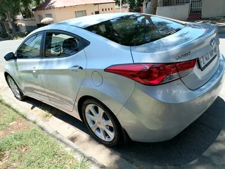 2013 HYUNDAI ELANTRA 1.6 MANUAL TRANSMISSION IN EXCELLENT CONDITION