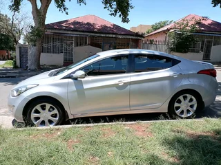 2013 HYUNDAI ELANTRA 1.6 MANUAL TRANSMISSION IN EXCELLENT CONDITION