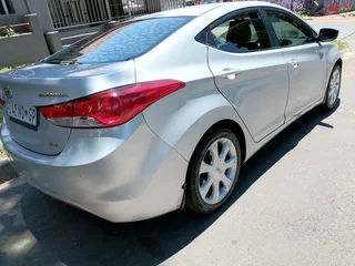 2013 HYUNDAI ELANTRA 1.6 MANUAL TRANSMISSION IN EXCELLENT CONDITION