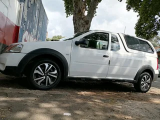 2013 NISSAN NP200 BAKKIE 1.6 MANUAL TRANSMISSION IN EXCELLENT CONDITION