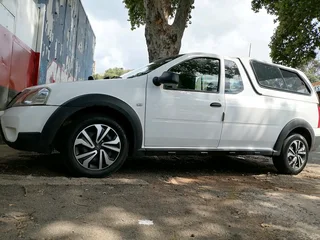 2013 NISSAN NP200 BAKKIE 1.6 MANUAL TRANSMISSION IN EXCELLENT CONDITION