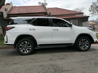 2024 TOYOTA FORTUNER 2.8 VX GD6 AUTOMATIC TRANSMISSION IN EXCELLENT CONDITION WITH SERVICE BOOK