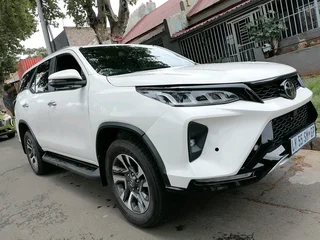 2024 TOYOTA FORTUNER 2.8 VX GD6 AUTOMATIC TRANSMISSION IN EXCELLENT CONDITION WITH SERVICE BOOK