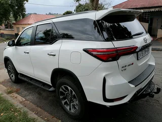 2024 TOYOTA FORTUNER 2.8 VX GD6 AUTOMATIC TRANSMISSION IN EXCELLENT CONDITION WITH SERVICE BOOK