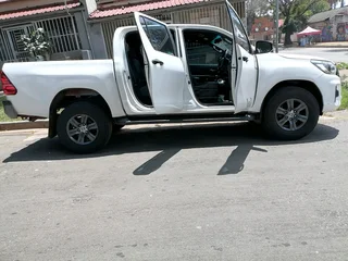 2018 TOYOTA HILUX DOUBLE CAB 2.8 GD6 DAKAR 4X4 AUTOMATIC TRANSMISSION IN EXCELLENT CONDITION