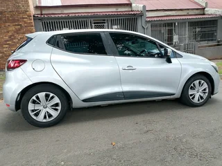 2017 RENAULT CLIO 4 900T MANUAL TRANSMISSION IN EXCELLENT CONDITION WITH SERVICE BOOK AND SPARE KEYS