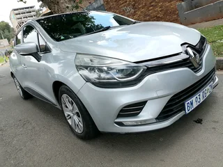 2017 RENAULT CLIO 4 900T MANUAL TRANSMISSION IN EXCELLENT CONDITION WITH SERVICE BOOK AND SPARE KEYS