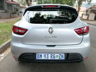 2017 RENAULT CLIO 4 900T MANUAL TRANSMISSION IN EXCELLENT CONDITION WITH SERVICE BOOK AND SPARE KEYS