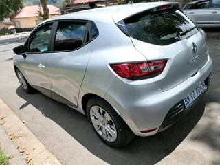 2017 RENAULT CLIO 4 900T MANUAL TRANSMISSION IN EXCELLENT CONDITION WITH SERVICE BOOK AND SPARE KEYS