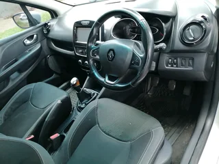 2017 RENAULT CLIO 4 900T MANUAL TRANSMISSION IN EXCELLENT CONDITION WITH SERVICE BOOK AND SPARE KEYS
