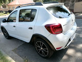 2019 RENAULT SANDERO 900T MANUAL TRANSMISSION IN EXCELLENT CONDITION WITH SERVICE BOOK