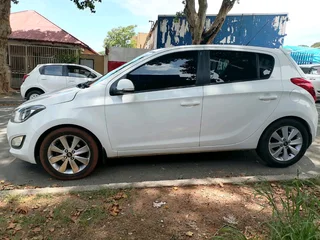 2013 HYUNDAI I20 MANUAL TRANSMISSION IN EXCELLENT CONDITION 1.4 WITH SPARE KEYS