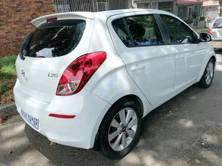 2013 HYUNDAI I20 MANUAL TRANSMISSION IN EXCELLENT CONDITION 1.4 WITH SPARE KEYS