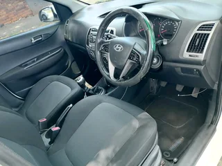 2013 HYUNDAI I20 MANUAL TRANSMISSION IN EXCELLENT CONDITION 1.4 WITH SPARE KEYS