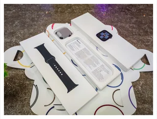 Apple Watch SE 40mm Cellular Model and Sports Band