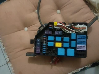 HYUNDAI TUSCAN FUSE BOX WITH ALL THE FUSES FOR DALE.