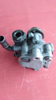 VW TRANSPORTER ORIGINAL POWER STEERING PUMP FOR SALE IN EXCELLENT CONDITION*