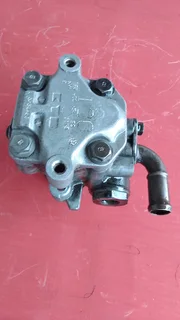 VW TRANSPORTER ORIGINAL POWER STEERING PUMP FOR SALE IN EXCELLENT CONDITION*