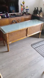 Table bamboo center piece with frosted glass top