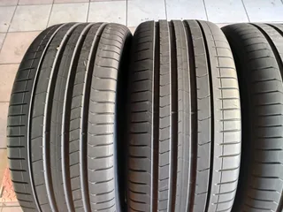 275/40 R19 used tyres in mint condition. Call /whatsapp Enzo 0783455713