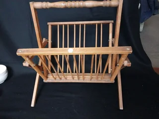 Wooden foldable magazine rack