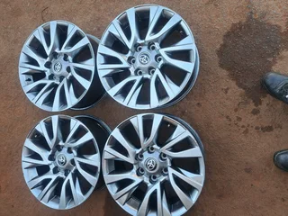 A set of 18inch fortuner rims like new