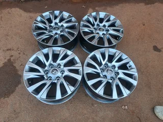 A set of 18inch fortuner rims like new
