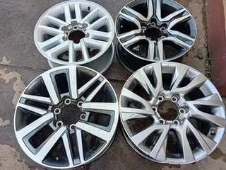 Selling 17 inch Toyota Hilux gd6 Dakar wheels and Toyota fortuner original mags size 18
