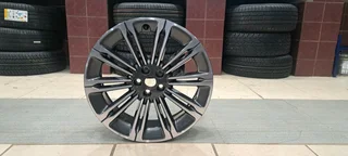 1x 19inch land rover mag.  Brand new